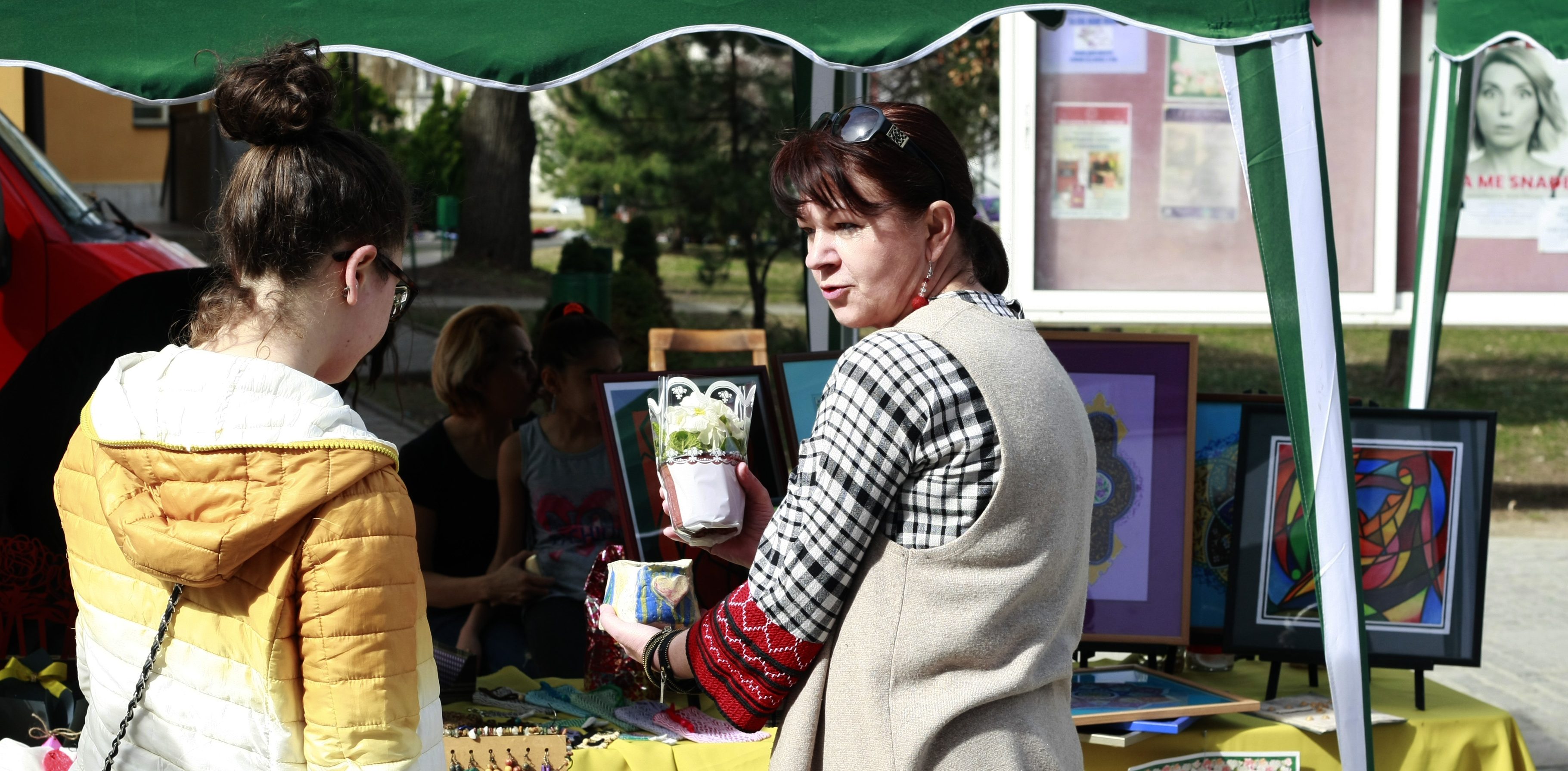 Migrant women exhibited their work at the handicrafts fair in Banja Koviljaca