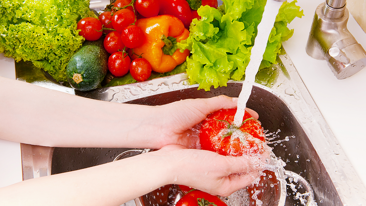 نظافة الغذاء – كيفية اختيار ومعالجة الأطعمة بشكل صحيح