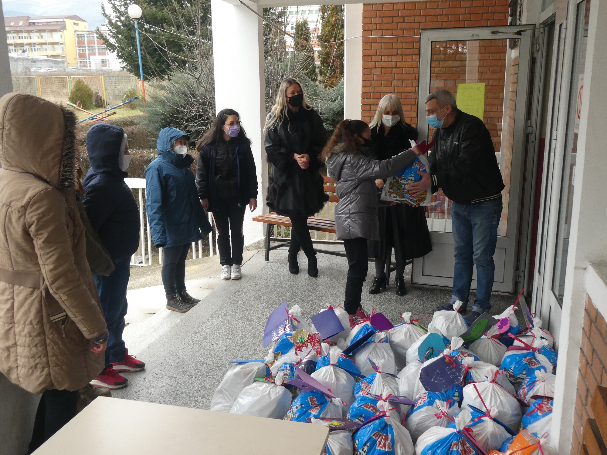 Migranti poklonima obradovali korisnike Prihvatilišta za odrasla i stara lica u Vranju