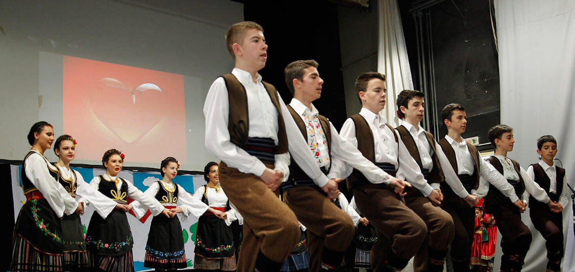 Održana manifestacija “Tradicija Srbije, Iraka i Avganistana kroz ples i kreativnost” u Prihvatnom centru Divljana