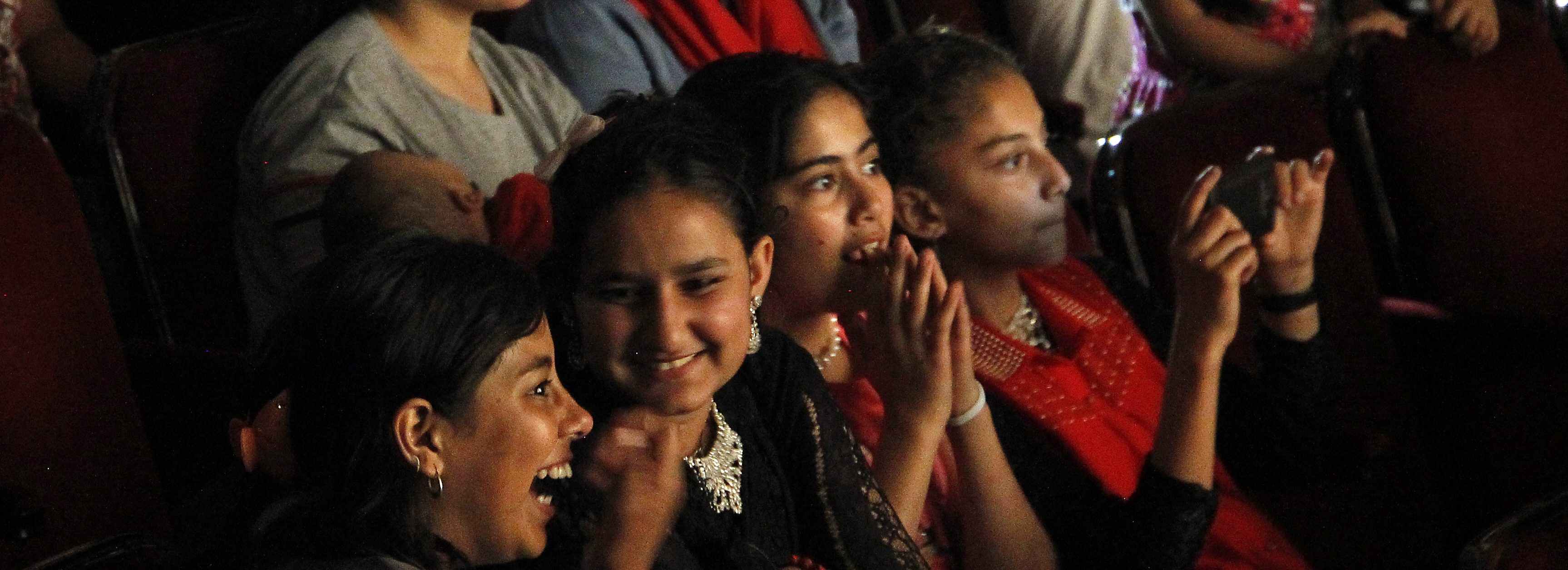 Migranti gledali predstavu u Narodnom pozorištu „Sombor“