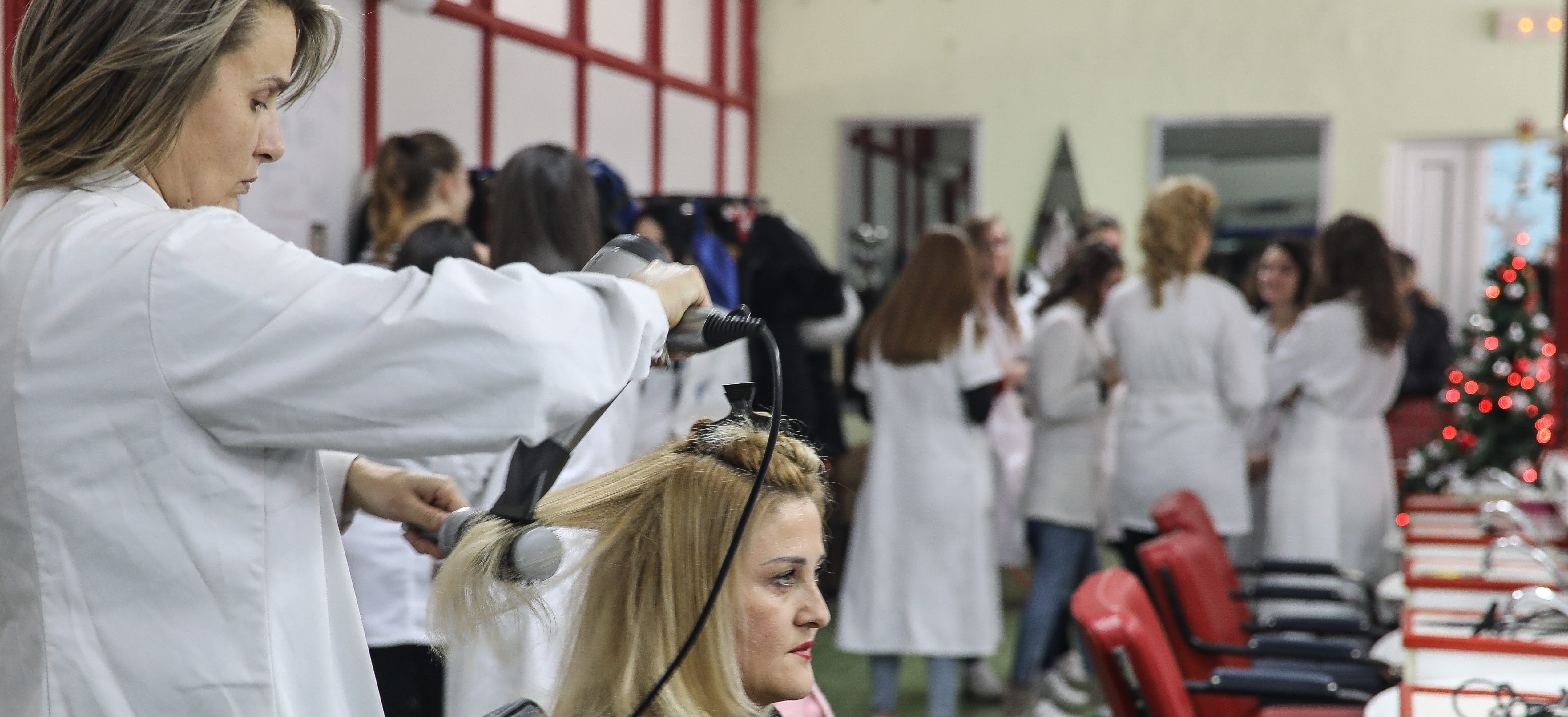 Migrantkinje iz Irana pravile frizure u Srednjoj školi „Sveti Sava“ u Loznici