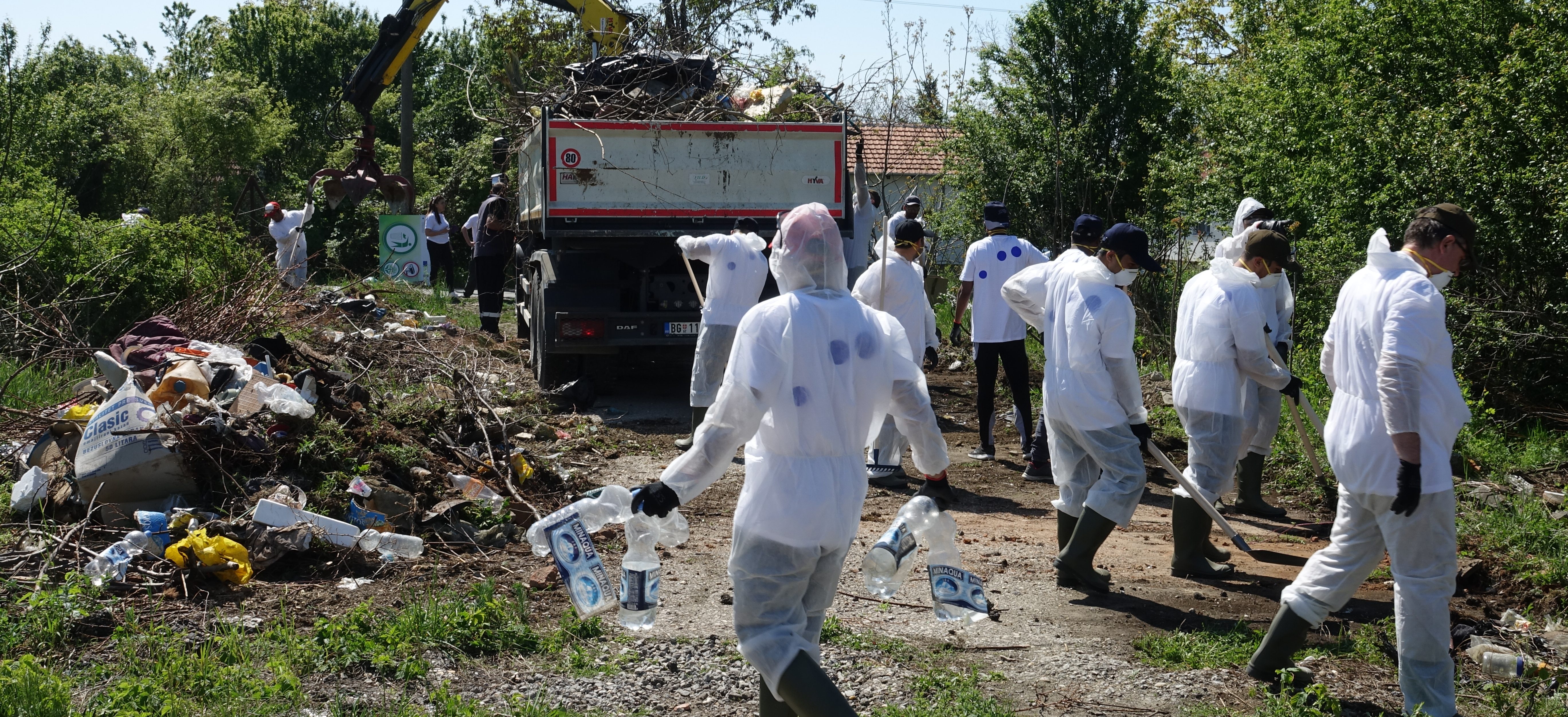 Migranti i izviđači čistili divlju deponiju u Obrenovcu